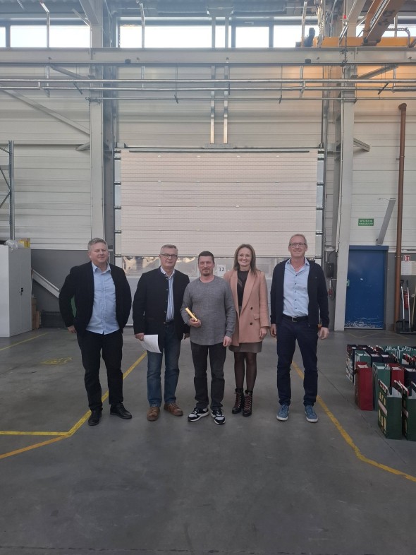 Wczoraj świętowaliśmy jubileusz — 15-lecie pracy Grzegorza! To dla nas ogromna radość i powód do dumy, bo Grzegorz jest przykładem osoby, która dzięki swojej determinacji, zaangażowaniu i pasji przeszła w naszej firmie naprawdę imponującą drogę. Zacz