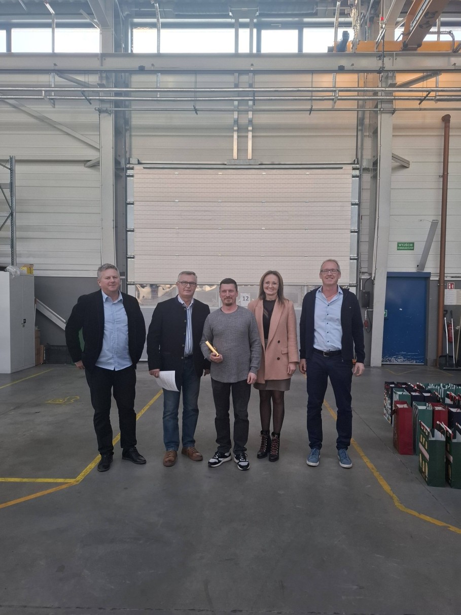 Wczoraj świętowaliśmy jubileusz — 15-lecie pracy Grzegorza! To dla nas ogromna radość i powód do dumy, bo Grzegorz jest przykładem osoby, która dzięki swojej determinacji, zaangażowaniu i pasji przeszła w naszej firmie naprawdę imponującą drogę. Zacz